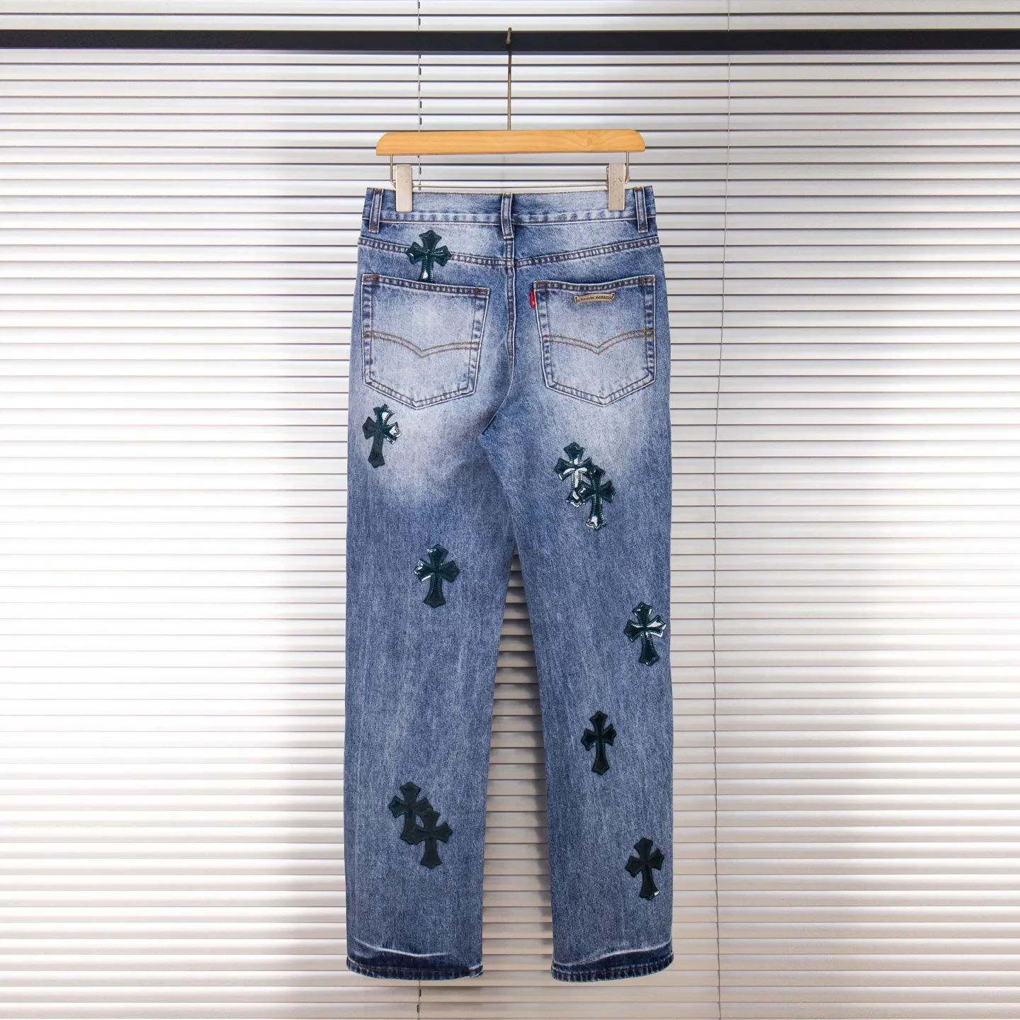 P280 (Higher version, evergreen style) Chrome Hearts/Chrome Hearts 25FW CH Blue Pants Starry Sky Hole Laminated Cross Bamboo Jeans. It adopts starry sky theme leather elements, mostly presented in the shape of a cross, with glitter on the leather surface. Unique design with simple and elegant details, exquisite workmanship, neat lines of the entire trousers, and perfect details! It’s also so cool that both men and women can easily control it. It’s a gender-neutral trendy up version. Style number: 1766# Color: blue Size: 28 30 32 34 36